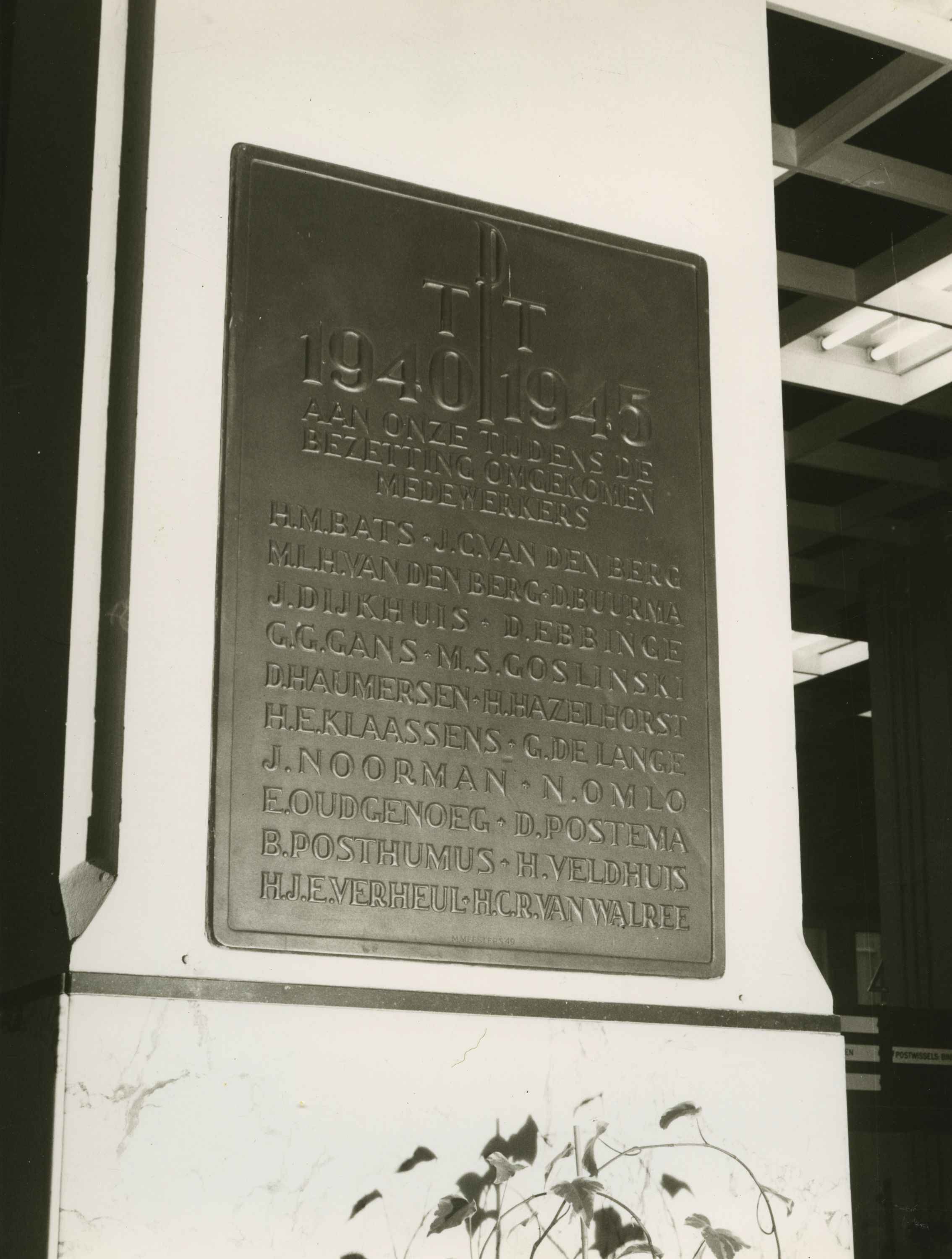 Een plaquette van de PTT met de tekst: 'Aan onze tijdens de bezetting omgekomen medewerkers' Met daaronder een lijst met namen.  